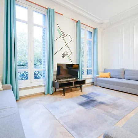 Typical Next To Bastille Gare De Lyon * Paris